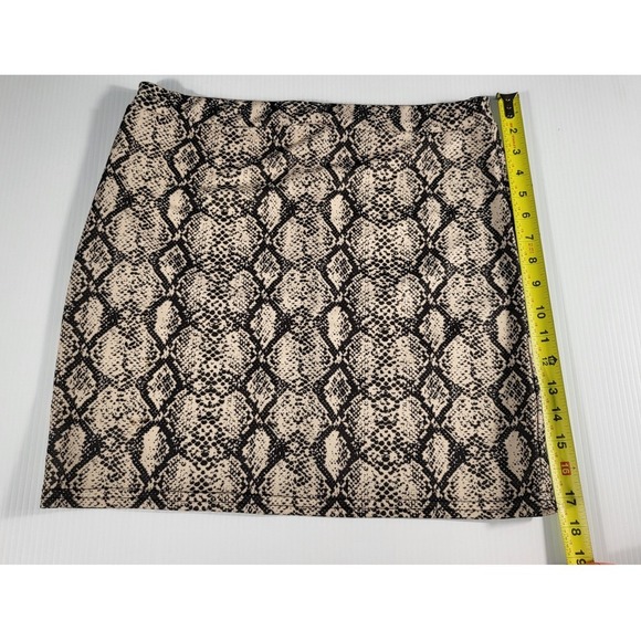 Boohoo Snakeskin Mini Skirt Animal Print Party Fashion Forward Size US12 - Picture 3 of 6